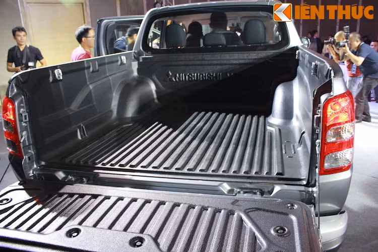 Kích thước khoang chở hàng của Triton mới tăng khoảng 35%, dài hơn 195mm và cao hơn 70mm. Đổi lại, thùng hàng dài hơn khiến dáng xe trông không cân đối bằng thế hệ cũ.