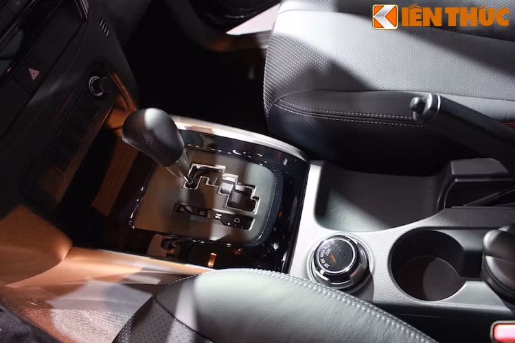 Kèm theo đó là lựa chọn hệ thống dẫn đông cầu sau hoặc 4 bánh Super Select, cùng với 2 lựa chọn hộp số tay 5 cấp hoặc tự động 5 cấp.