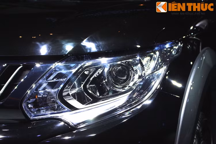 Đèn pha của Triton nay đã có thiết kế mới hiện đại, với đèn ban ngày LED.
