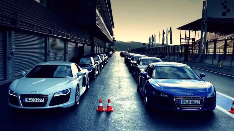 Và đặc biệt, một phần không thể thiếu của Driving Experience đó là họ sẽ được trực tiếp cầm lái những chiếc R8 tại đường đua dưới sự hướng dẫn của chuyên gia.