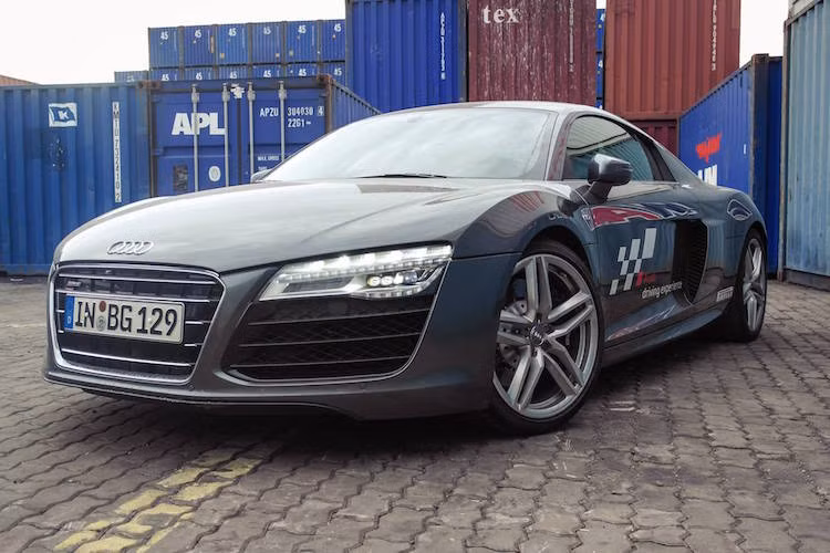 Tất cả những chiếc xe nhập về đều là phiên bản R8 thế hệ trước cao cấp nhất, được trang bị động cơ V10 5.2l FSI.