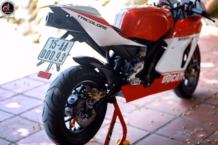 Toàn bộ vỏ xe được đi tem tương tự như phiên bản 1199 Panigale S Tricolore. Phần đuôi đã được chế lại, với ống xả giấu ở bên dưới.