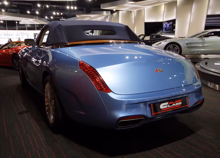 So với Drophead Coupe, chiếc xe có kiểu dáng hoàn toàn khác biệt, mềm mại hơn, được tạo ra bởi hãng thiết kế Pininfarina lừng danh đất Ý.