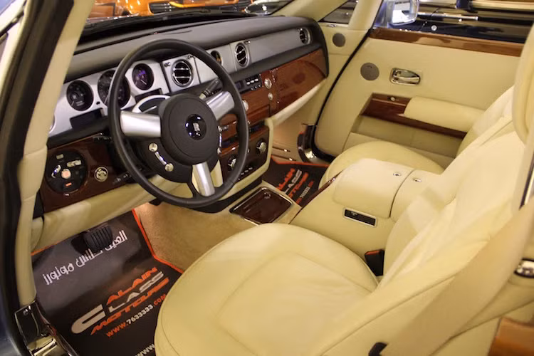 Thay vì có nội thất với cách bố trí ghế ngồi 2+2 như chiếc Drophead Coupe gốc, Hyperion chỉ giữ lại hàng ghế trước. Ngoài điểm khác biệt đó ra, các chi tiết còn lại của nội thất chia sẻ chung với Drophead thường.