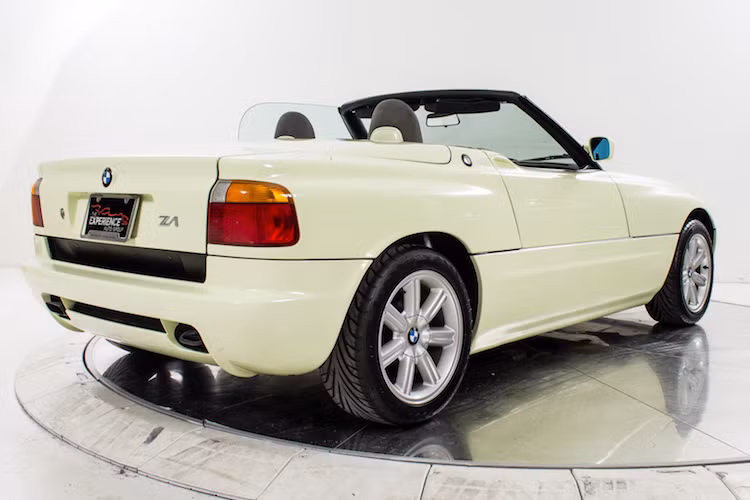 Điểm đặc biệt nhất của Z1 đó là thiết kế cửa mở tụt xuống độc đáo, tương tự như cách hoạt động của cửa sổ điều khiển điện trên những chiếc xe bình thường khác.