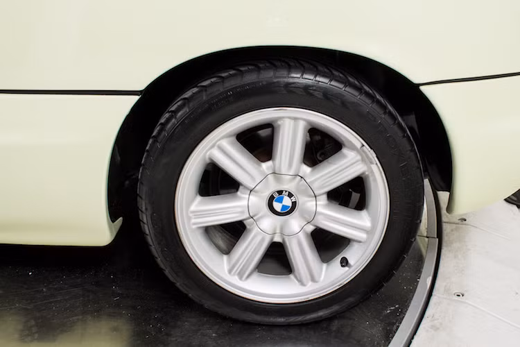 Ngoài số lượng sản xuất nhỏ và thiết kế cửa cực độc ra, chiếc xe chia sẻ rất nhiều chi tiết với 3 Series cùng thời, trong đó có động cơ 6 xi-lanh thẳng hàng 2.5l 168 mã lực.