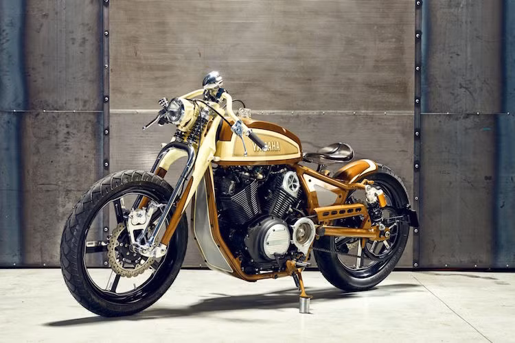 Là những "fan" của xe máy cổ điển, chính vì vậy các nhân viên tại xưởng Matt Black đã "độ" lại chiếc XV950 theo phong cách xe đua Board Tracker trong những năm đầu thế kỷ 20.