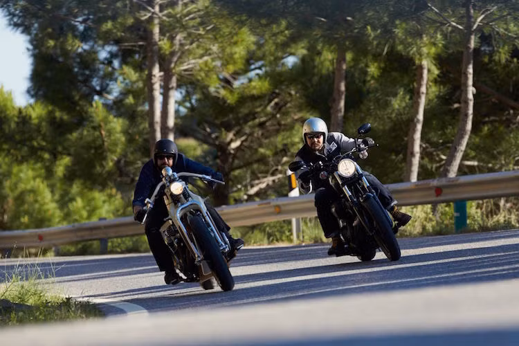 Playa Del Ray "ganh đua" cùng XV950 nguyên bản. 