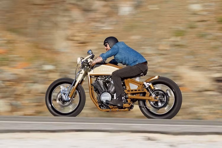 Ghi đông của xe được đặt cực thấp, do hãng LA Choppers sản xuất. Sử dụng yên solo được làm thủ công, chiếc xe có tư thế ngồi bình thường nhưng người lái phải nhoài người ra phía trước rất nhiều.