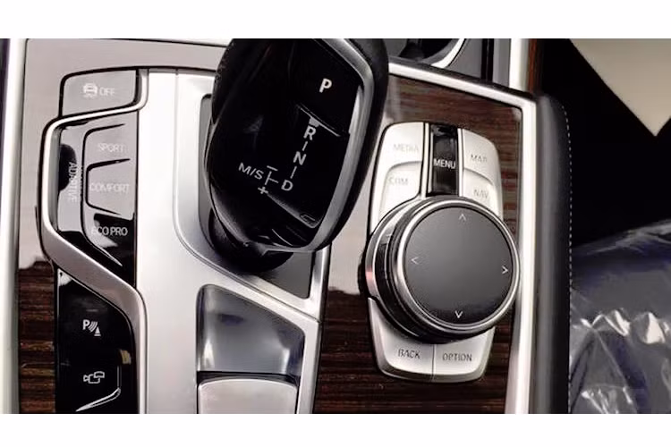 Với những người đã quen với iDrive thế hệ trước, BMW cũng cung cấp một loạt các nút điều khiển, núm xoay cùng phím điều hướng trên bệ trung tâm. Các nút bấm điều chỉnh chế độ lái cũng nằm ở đây.