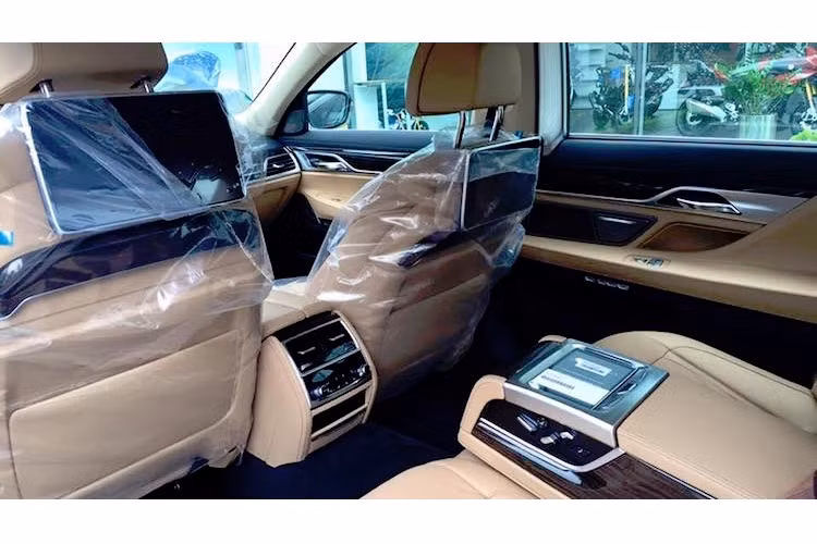 Hàng ghế sau của xe được trang bị các màn hình giải trí riêng, hệ thống điều hòa tự động độc lập và những nút bấm điều chỉnh ghế đặt ở hai bên tựa tay.