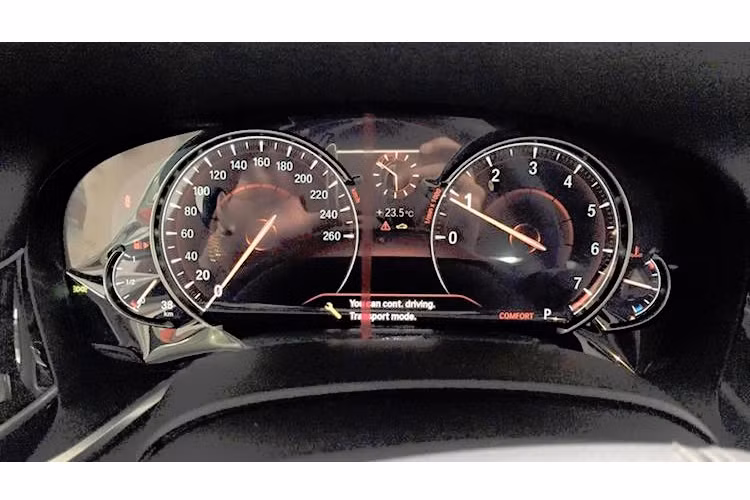 Cũng là những màn hình hiển thị nhưng không giống như đối thủ S-Class, bảng đồng hồ của 7 Series có dạng giống với đồng hồ cơ truyền thống hơn. Tùy thuộc vào chế độ lái, các mặt đồng hồ cũng sẽ có màu sắc thay đổi theo.