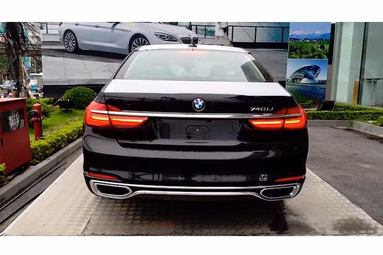  Phiên bản 7 Series vừa được nhập về Việt Nam là 740i với động cơ 6 xi-lanh thẳng hàng tăng áp TwinPower 3.0l 326 mã lực/450 Nm. Hiện vẫn chưa rõ giá cùng ngày bán ra của 7 Series mới tại Việt Nam.
