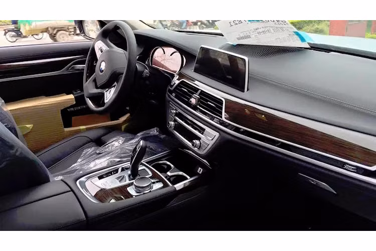 Không giống như ngoại thất, những thay đổi bên trong nội thất của 7 Series rõ rệt hơn. Một lần nữa nếu so với S-Class, nội thất của 7 Series lại toát lên vẻ "đạo mạo" hơn.