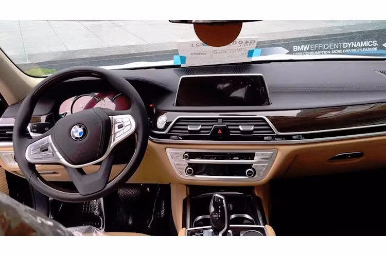 Hệ thống thông tin giải trí iDrive của BMW cũng đã được nâng cấp lên thế hệ mới nhất và lần đầu được giới thiệu trên 7 Series. Điểm đặc biệt của hệ thống mới đó là người lái có thể "ra lệnh" bằng cử chỉ nhờ có một số cảm biến khác nhau.