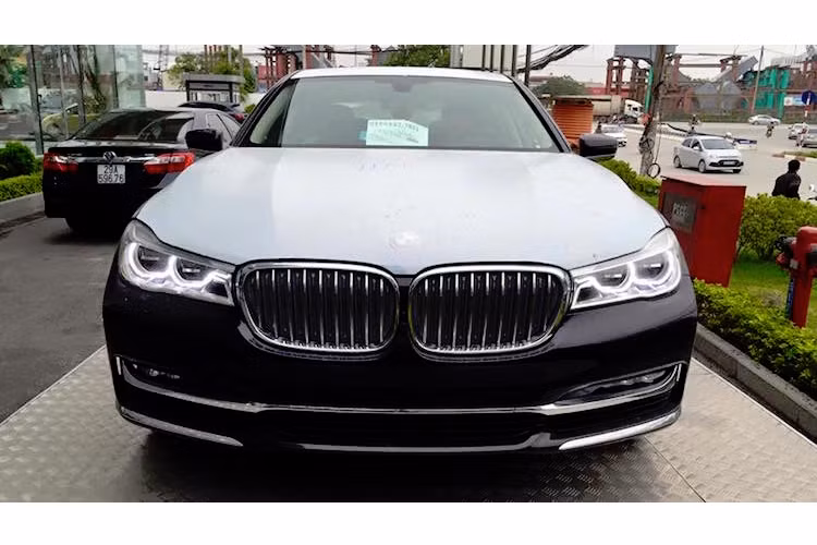 So với S-Class, xe sang 7 Series mới trông "giản dị" hơn hẳn khi không có sự khác biệt lớn về "phom" so với thế hệ trước. Mặc dù vậy, chiếc xe cũng có một số điểm nổi bật đặc biệt, chẳng hạn như đèn pha LED với tùy chọn công nghệ chiếu sáng laser.