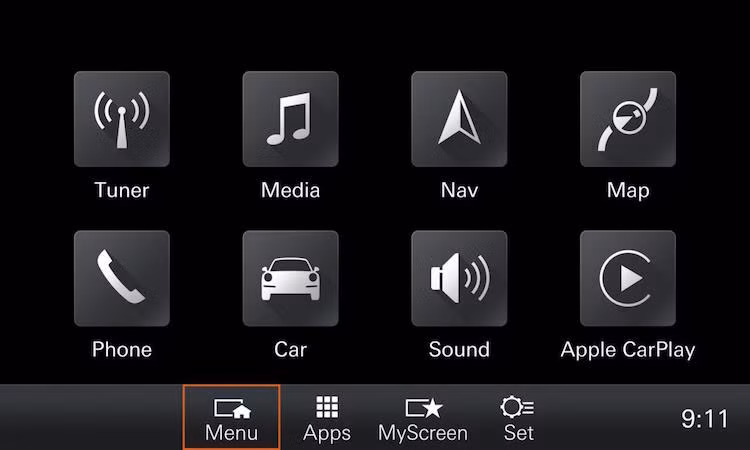 Porsche không công bố bức ảnh nào chụp nội thất xe, nhưng cho biết rằng nó sẽ có hệ thống thông tin giải trí mới với màn hình 7 inch, kết nối Apple CarPlay, tính năng định vị được nâng cấp với bản đồ của Google.