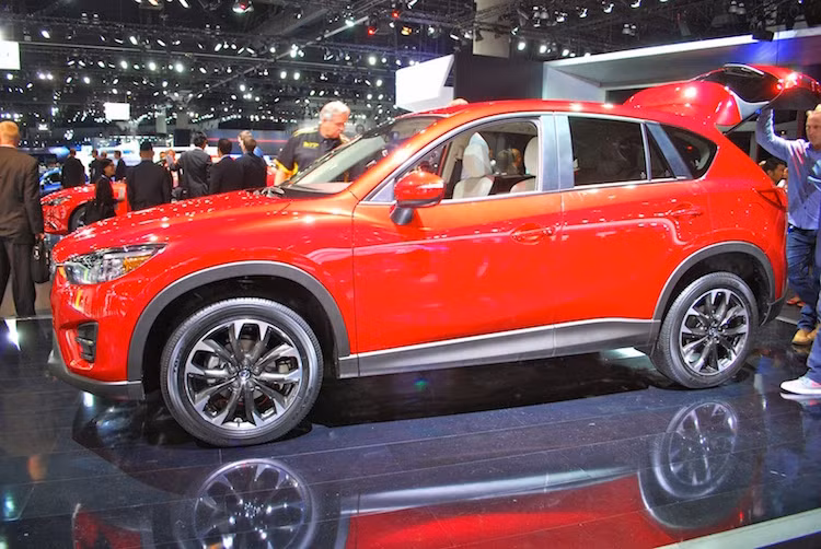 Trong số 2 mẫu xe mới, chiếc crossover cỡ trung Mazda CX-3 2015 đã ra mắt 1 năm trước đây tại triển lãm Los Angeles và bắt đầu được phân phối tại các thị trường đầu tiên trên Thế giới từ đầu năm nay.