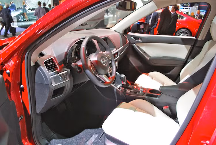 Bên trong nội thất, bảng điều khiển và bệ trung tâm của CX-5 đã có những thay đổi lớn so với phiên bản đang được bán.