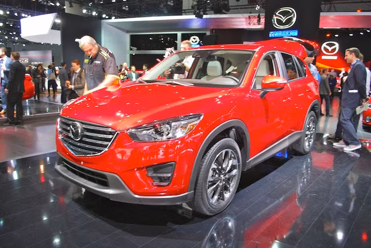 So với phiên bản cũ, CX-5 Facelift có lưới tản nhiệt đa năng trông "sang" hơn cùng đèn pha mới hiện đại và thanh lịch.