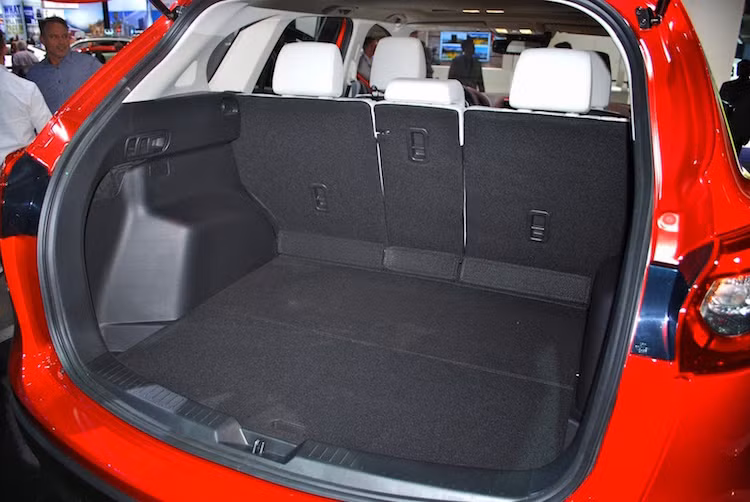 Về động cơ, CX-5 2015 sử dụng động cơ xăng SKYACITV-G 2.0l (155 mã lực/203 Nm) kết hợp cùng hộp số tự động 6 cấp giống phiên bản hiện nay. Tuy nhiên, hiện vẫn chưa rõ liệu Mazda có bổ sung thêm phiên bản 2.5l cho CX-5 mới tại Việt Nam hay không.