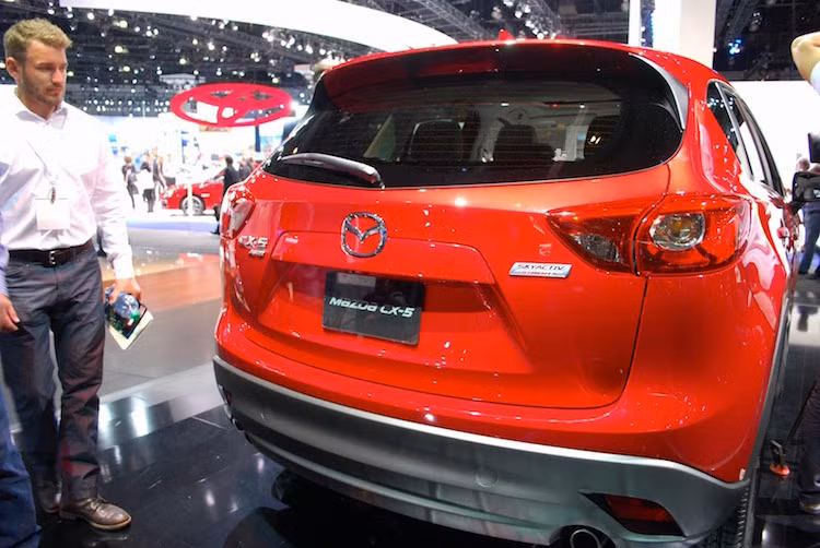 Một số thay đổi khác ngoài ngoại thất xe gồm bộ mâm đúc 19 inch mới và 2 màu sơn mới là Sonic Silver Metallic/Titanium Flash Mica.