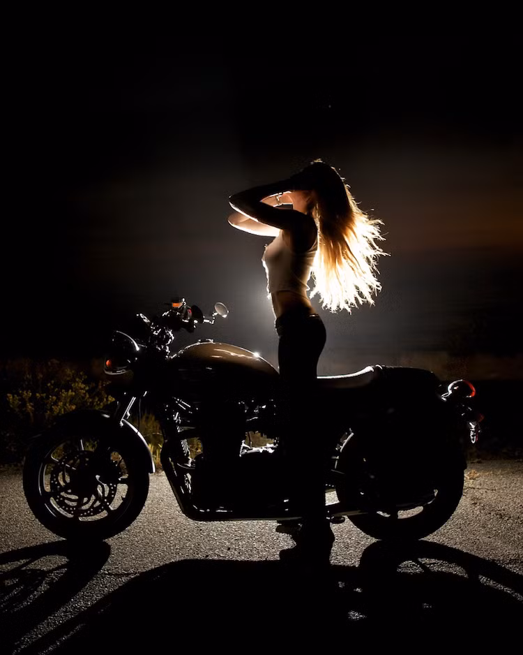 Chiếc xe đầu tiên cô lái là Harley Davidson Panhead đời 1970. 6 tháng trước, Chelsea đã bắt đầu tìm kiếm mẫu xe đầu tiên cho mình, mặc dù bố mẹ cô không ủng hộ lắm vì lý do an toàn.