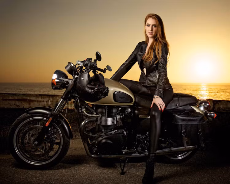 Ngoài niềm đam mê với xe máy, Chelsea còn yêu những chuyến thám hiểm, du lịch và âm nhạc.