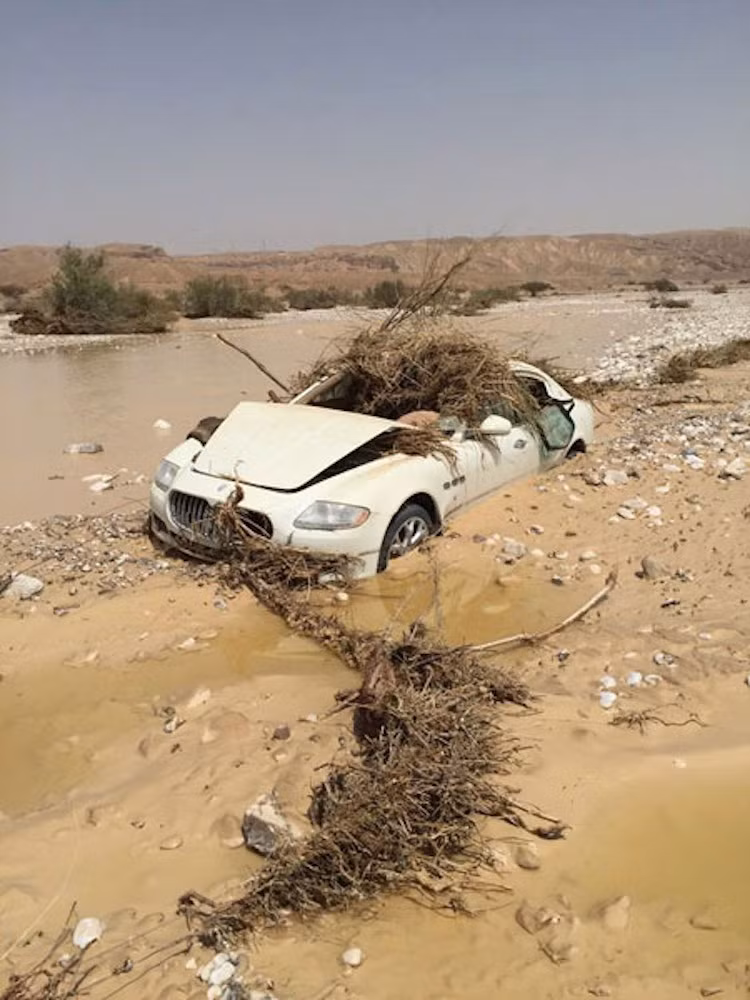 Tuy nhiên nhiều giả thuyết cho rằng một trận bão lớn, gây ngập lụt tại nhiều vùng ở Isarel là một trong những nguyên do chính khiến chiếc xe rơi vào tình trạng này.