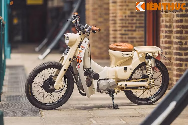 Đó là khối động cơ Daytona Anima 190 cc 4 val - niềm mơ ước của mọi dân chơi xe Honda PKN. Pip cho biết, chỉ riêng cục máy này đã khiến anh tốn tới gần 3000 Bảng Anh (tương đương 99,96 triệu đồng).