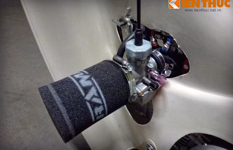 Được "nuôi ăn" bởi bộ chế hoà khí Keihin PE28, khối động cơ này có thể đạt công suất tối đa lên tới 24 mã lực - tương đương một số dòng xe PKL 250 cc.