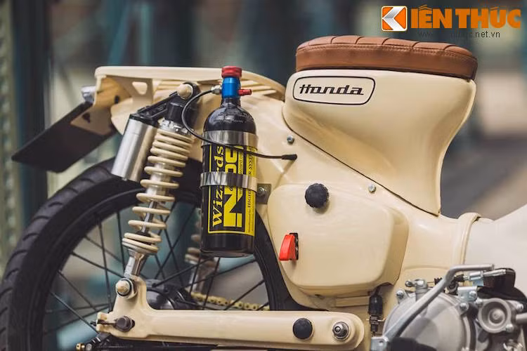 Không bằng lòng với mức công suất lớn hơn tới 500% so với chiếc Cub nguyên bản cùng tốc độ tối đa 145 km/h, Pip còn trang bị cho Enid thêm một bình nitrous ở phía sau xe.