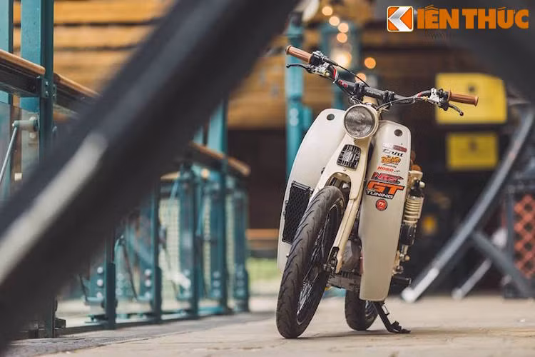 Ban đầu, cũng như nhiều chủ xe Cub khác, Pip chỉ "độ" nhẹ dáng của Enid bằng cách cắt ngắn dè sau, thay ghi đông trần và bỏ dè trước.