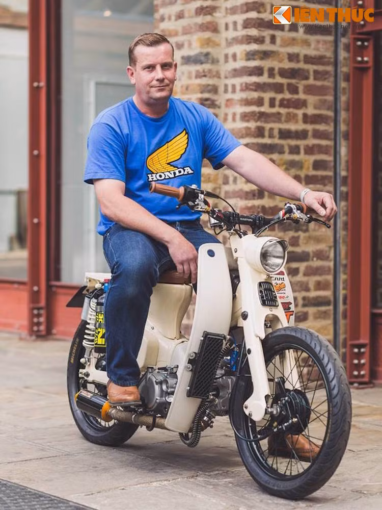 Pip cho biết, "xác" của chiếc Cub đã được mua từ mùa xuân năm 2014, và anh đã đặt tên cho dự án xe độ này là Enid.