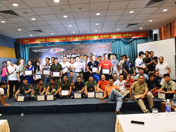 Giai VOC 2015 be mac voi nhung ong 