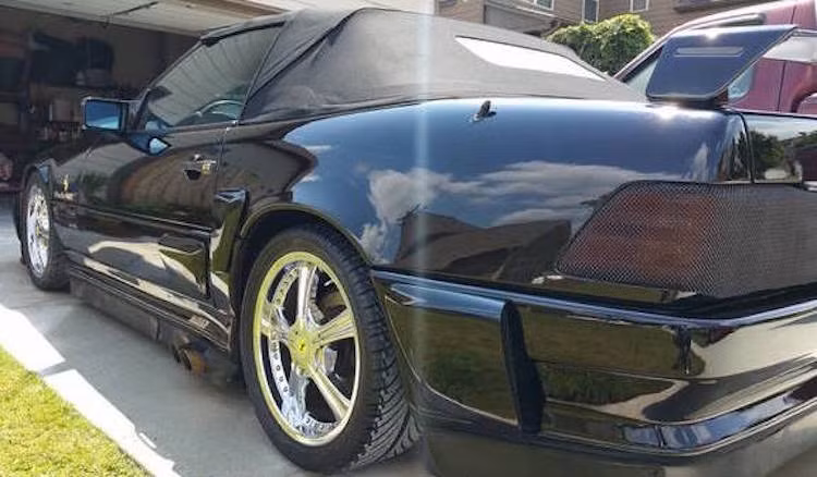 Đèn hậu của xe cũng được bọc kín bởi lưới đen như đèn pha. Bộ mâm đúc 5 cánh mạ chrome có thiết kế khá xấu bỗng trở thành chi tiết đẹp nhất trên "thảm hoạ xe độ" này.