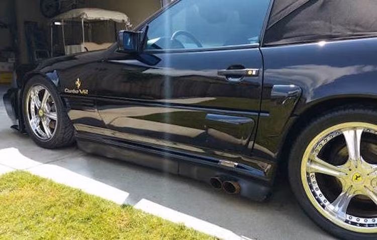 2 bên thân xe được gắn thêm các khe hút gió giả, hoàn toàn không có công dụng gì do Mercedes SL là một mẫu xe động cơ đặt trước, không phải đặt giữa như đa số các dòng Ferrari.