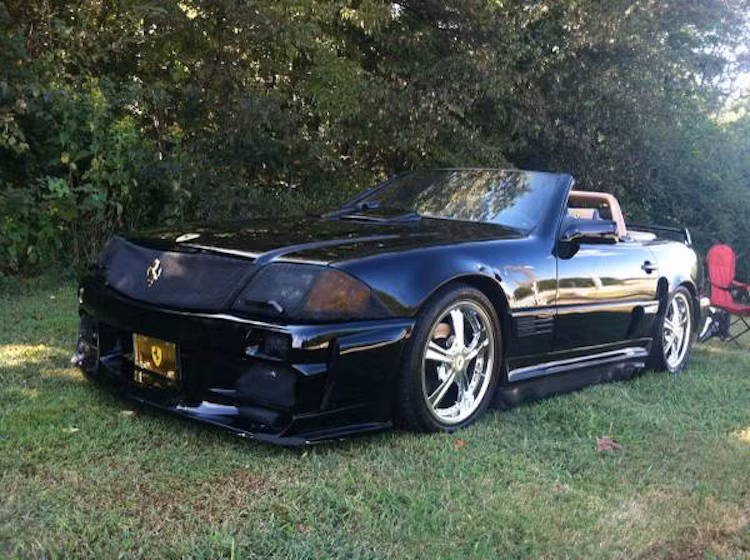 Chiếc Mercedes SL 1990 đã được chủ xe cố "biến" thành một chiếc Ferrari một cách "nửa mùa" khi vẫn giữ nguyên thân xe cũ, chỉ được lắp thêm bodykit và gắn một đống logo Ferrari vào.