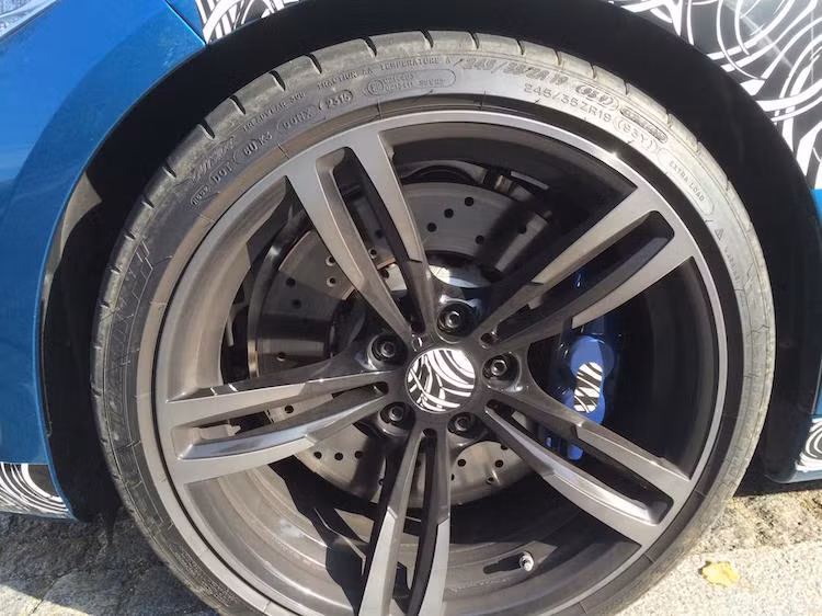 Giống như những chiếc BMW M khác, M2 cũng có mâm đúc đặc biệt với bản lớn và thiết kế 5 cánh kép.