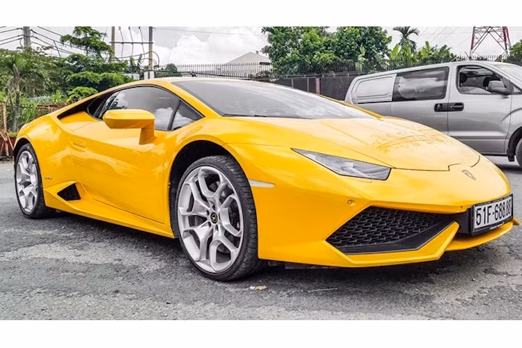 Trước đây, Huracan được bán chính hãng với giá lên tới 16 tỷ đồng. Tuy nhiên vừa qua, chiếc xe đã được giảm giá xuống còn 13,5 tỷ đồng và đã nhanh chóng kiếm được chủ. Do chiếc Huracan màu vàng này được nhập dưới dạng xe đã qua sử dụng nên giá của nó sẽ còn thấp hơn.