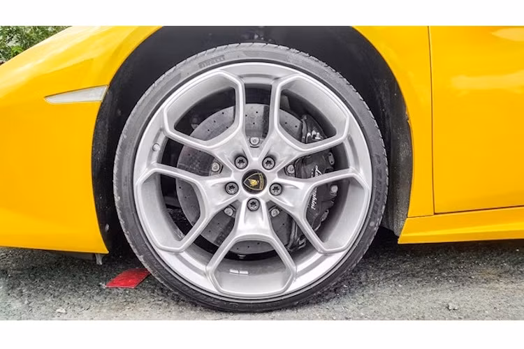 Xe được trang bị bộ mâm chữ Y 5 cánh thiết kế độc đáo, đằng sau là hệ thống phanh gốm-carbon với đĩa phanh lớn.