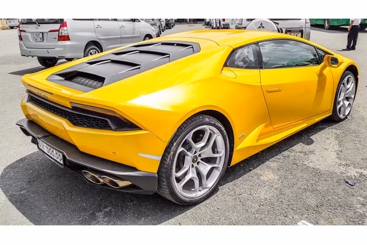 Dù sở hữu động cơ V10 dung tích lớn nhưng theo Lamborghini, Huracan vẫn chỉ "ăn" trung bình 12,5 lít xăng/100 km trong điều kiện hỗn hợp. Tuy nhiên khi sử dụng trong những đô thị đông đúc như Sài Gòn, chiếc xe có thể tiêu thụ hơn 18 lít xăng/100 km.