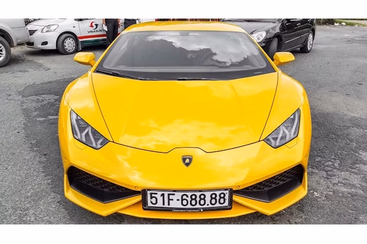 Tuy nhiên kể từ đó tới nay, chiếc xe rất hiếm khi xuất hiện trước ống kính. Chỉ tới nay, chiếc Huracan màu vàng này mới bị bắt gặp khi đi đăng kiểm và đã mang biển 68888 "lộc phát" cực đẹp.