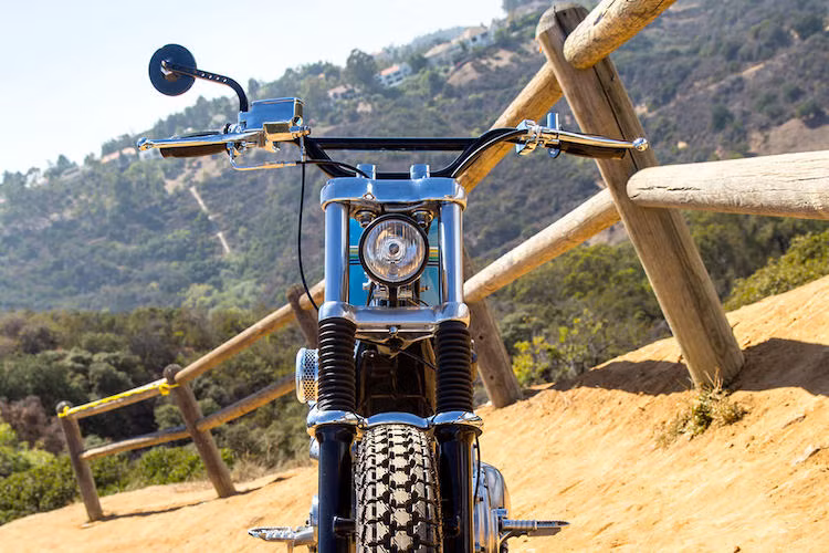 Phần đầu xe có thiết kế tối giản với đèn pha nhỏ nhắn và gần như hoàn toàn không bị "làm rối" bởi các bó dây khác nhau. Theo ý kiến của Clint, đèn pha của xe không cần tới 2 dây.