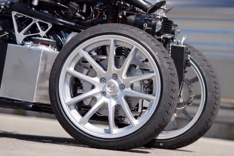 Trong khi đó, các bánh trước của xe có kích thước 8 x 17 inch.