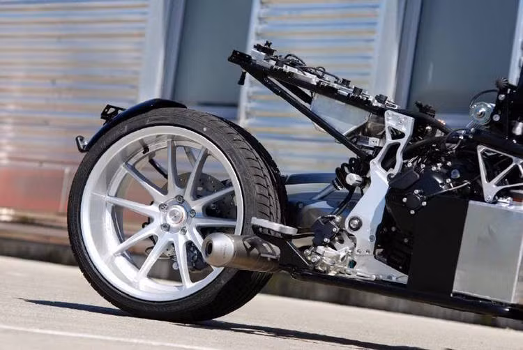 Sức mạnh của động cơ được truyền tới bánh sau với kích thước 10 x 19 inch qua trục các-đăng.