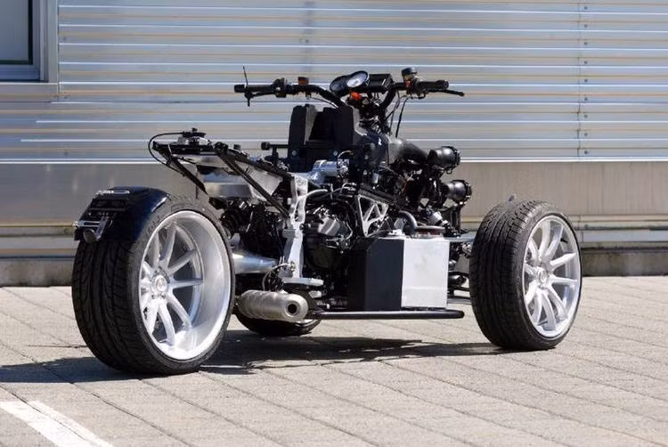 Thông qua hộp số cônt ay 6 cấp có số lùi, chiếc xe có thể đạt tốc độ tối đa lên tới 220 km/h.