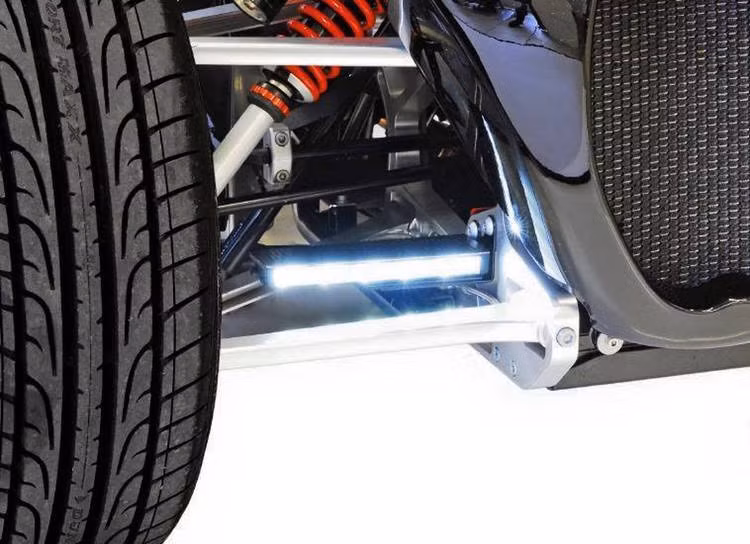 Toàn bộ các tay đòn cùng nhiều bộ phận khác nhau của hệ thống treo trước được tiện CNC từ nhôm bền chắc.