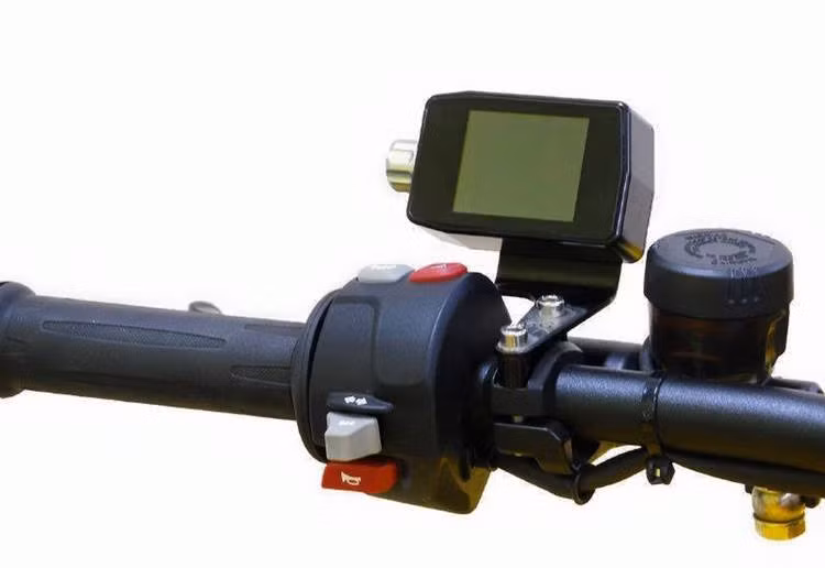 Chiếc xe cũng được tích hợp hàng loạt các tiện nghi hiện đại, chẳng hạn như màn hình kèm camera lùi để thay thế cho gương chiếu hậu.