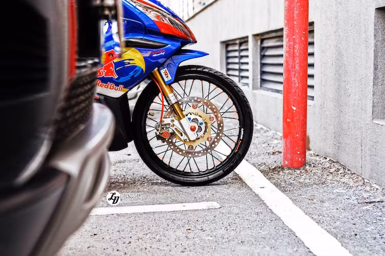 Cặp phuộc trước của xe đã được thay bằng phuộc Ohlins, đồng thời bánh xe cũng được chuyển sang loại bánh căm như xe đua drag, kèm theo đĩa phanh mới và heo Brembo 2 piston đối xứng.